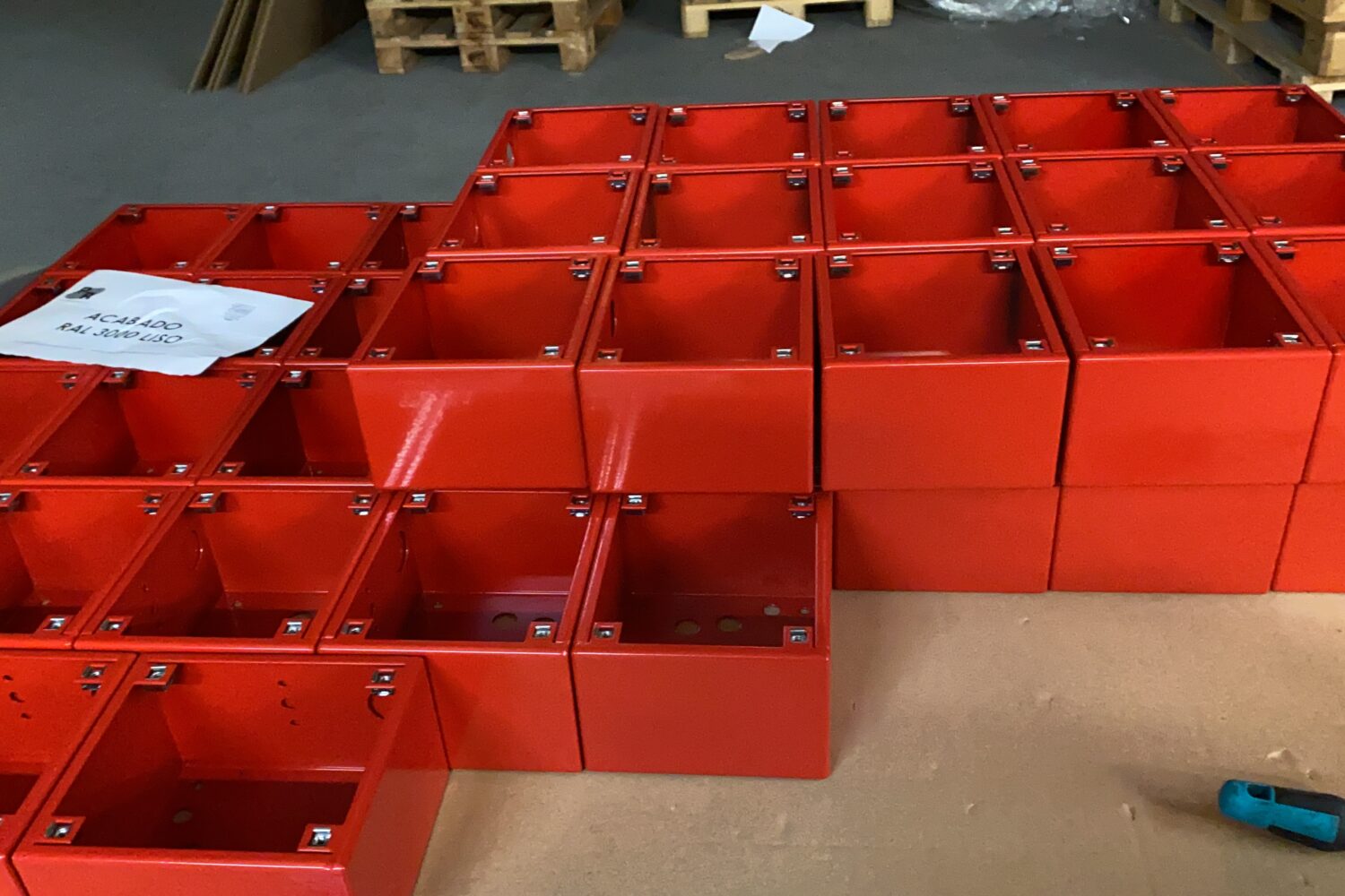 Acabados cajas rojas